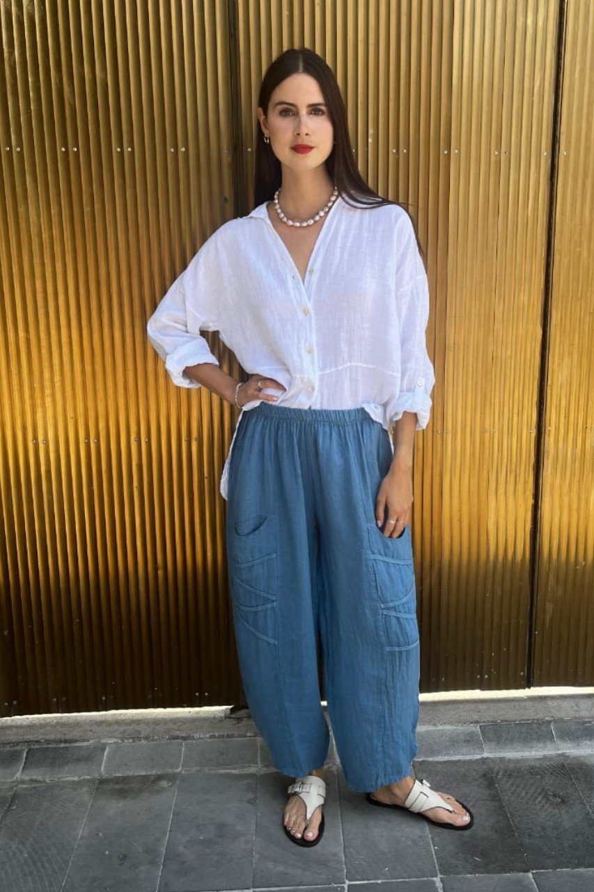 Modelo con una prenda de la colección Moda Cabo