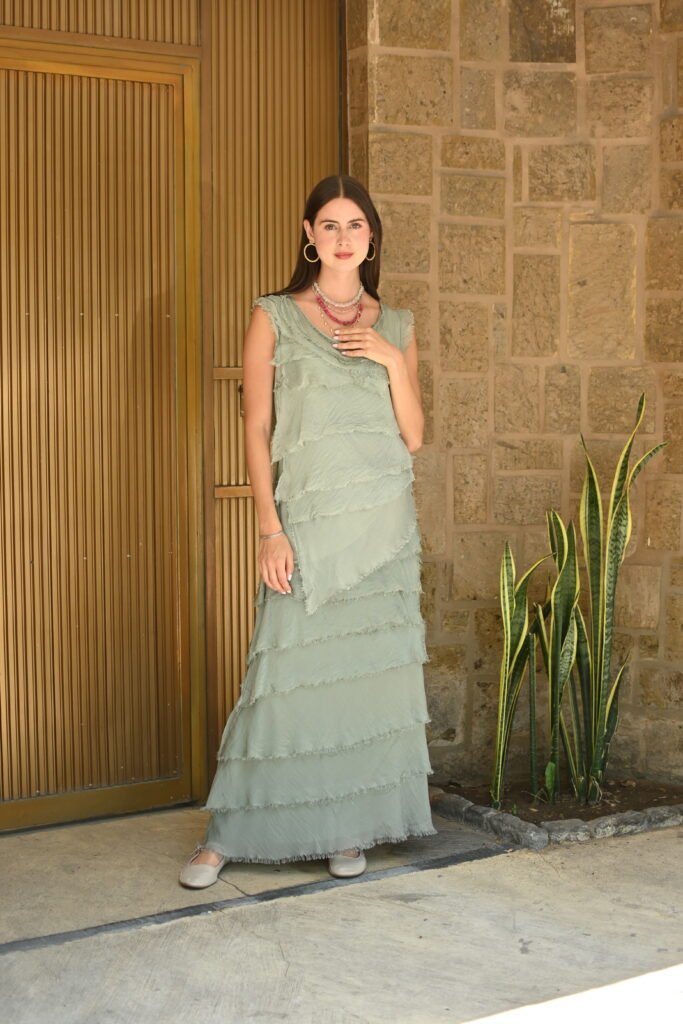 Modelo con una prenda de la colección Moda Cabo