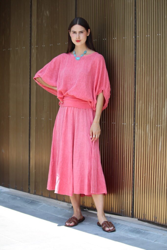 Modelo con una prenda de la colección Moda Cabo